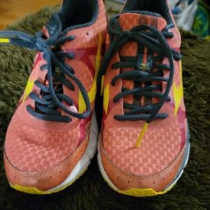 NWOT pink Osic sneakers